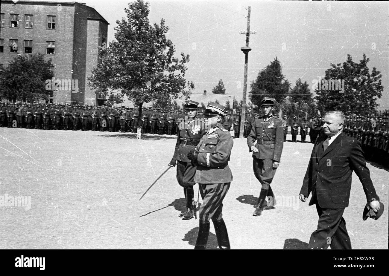 Sieradz, 1946-05. Uroczystoœæ promocji w Oficerskiej Szkole £¹cznoœci, uczestniczyli w niej m.in.: gen. broni Karol Œwierczewski, gen. brygady Œwietlicki, gen. Juryn, gen. Boles³aw Zarako-Zarakowski. Rolê gospodarza pe³ni³ wojewoda ³ódzki Jan D¹b-Kocio³. gen. NZ. Œwierczewski (2L) i wojewoda D¹b-Kocio³ (P) przybywaj¹ na plac apelowy. mw PAP/Marceli Matraszek Dok³adny dzieñ wydarzenia nieustalony. Sieradz, maggio 1946. Cerimonie di promozione presso la Signal School degli ufficiali. Presenti il tenente generale Karol Swierczewski, il generale Brigadier Swietlicki, il generale Juryn, il generale Boleslaw Zara Foto Stock