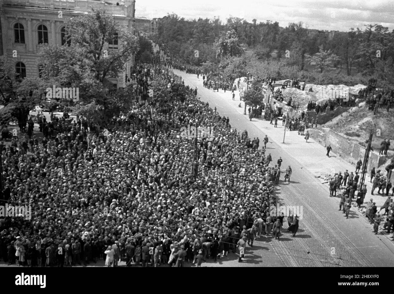 Warszawa, 1946-05-09. Obchody pierwszej rocznicy zakoñczenia II wojny œwiatowej. NZ. t³um ludzi przed defilad¹ wojskow¹ na placu Zwyciêstwa (od 1990 plac Pi³sudskiego). po/ms PAP/Karol Szczeciñski Varsavia, 9 maggio 1946. Cerimonie che segnano il 1 ° anniversario della fine della seconda guerra mondiale Nella foto: Folle prima di una parata militare in Piazza Zwyciestwa (dal 1990 Piazza Pilsudski). po/ms PAP/Karol Szczecinski Foto Stock