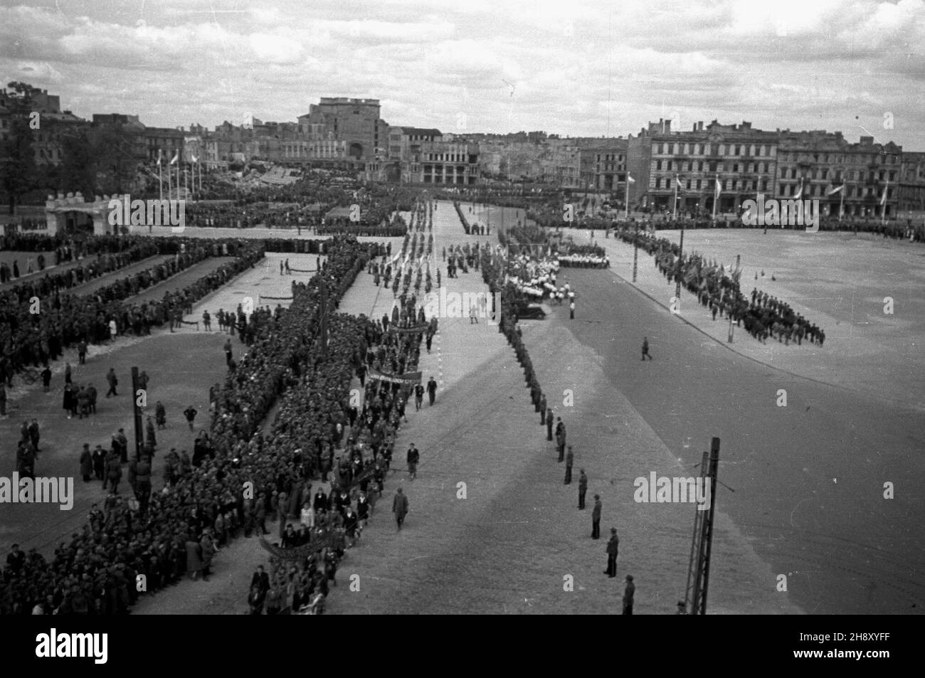 Warszawa, 1946-05-09. Obchody pierwszej rocznicy zakoñczenia II wojny œwiatowej. defilada wojskowa na placu Zwyciêstwa (od 1990 plac Pi³sudskiego). po/ms PAP/Karol Szczeciñski Varsavia, 9 maggio 1946. Cerimonie che segnano il 1 ° anniversario della fine della seconda guerra mondiale Nella foto: Una parata militare su Piazza Zwyciestwa (dal 1990 Piazza Pilsudski). po/ms PAP/Karol Szczecinski Foto Stock