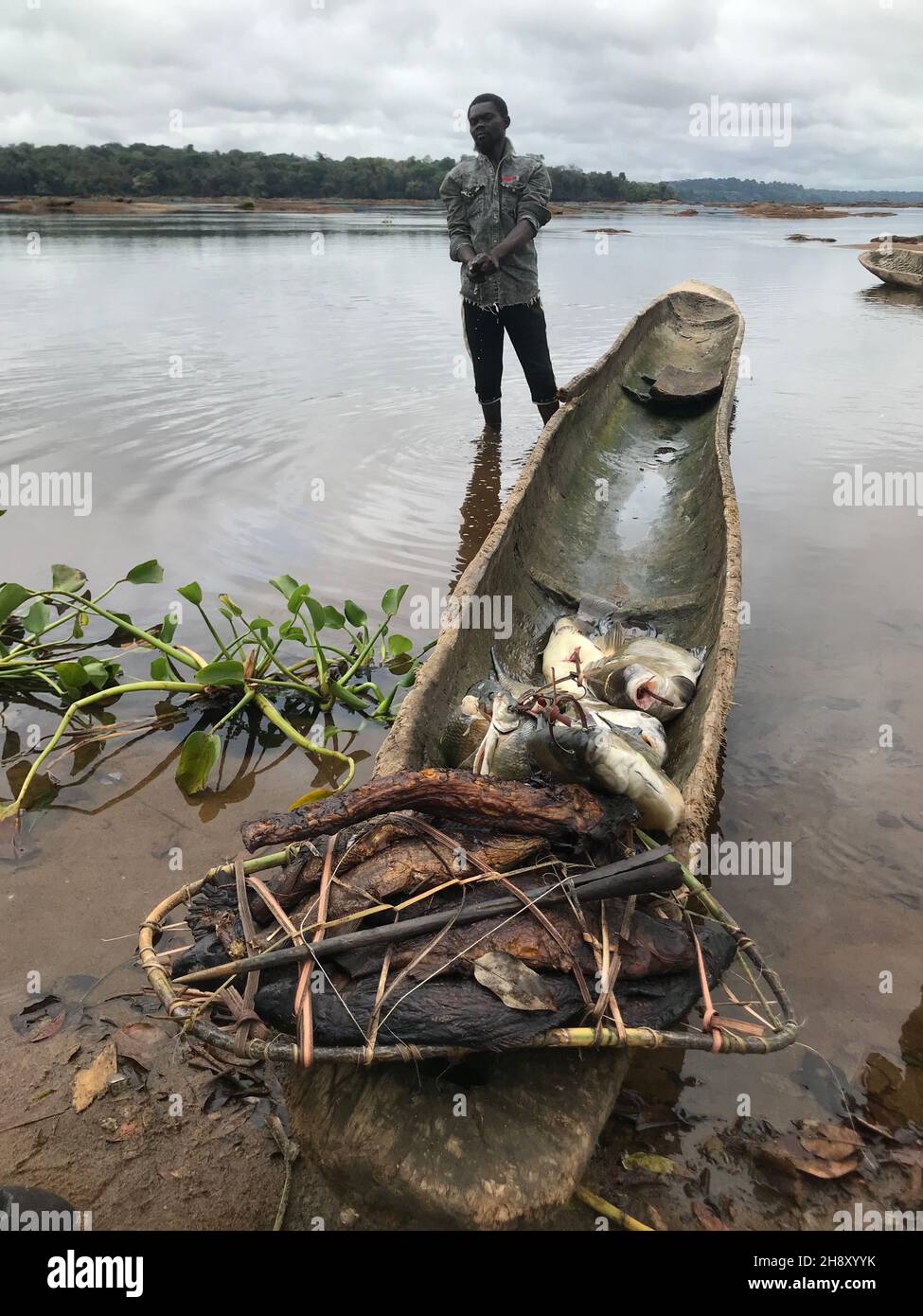 Si chiama Rhinoceros, è famoso. Non è un pescatore, ma un cacciatore di pesce. Va sotto l'acqua fangosa per uccidere i pesci con una lancia che considera magica. Qui a Bondo, nella provincia di Tshopo, nella RDC settentrionale, Rhinoceros è un mito. Repubblica democratica del Congo. Foto Stock