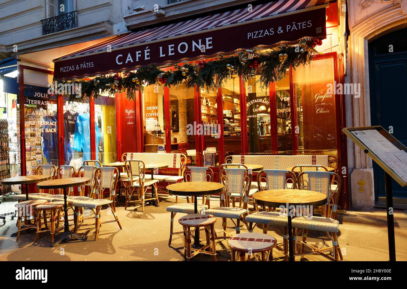 Il famoso caffè Leone decorato per Natale si trova vicino alla cattedrale di Notre Dame a Parigi, Francia. Foto Stock