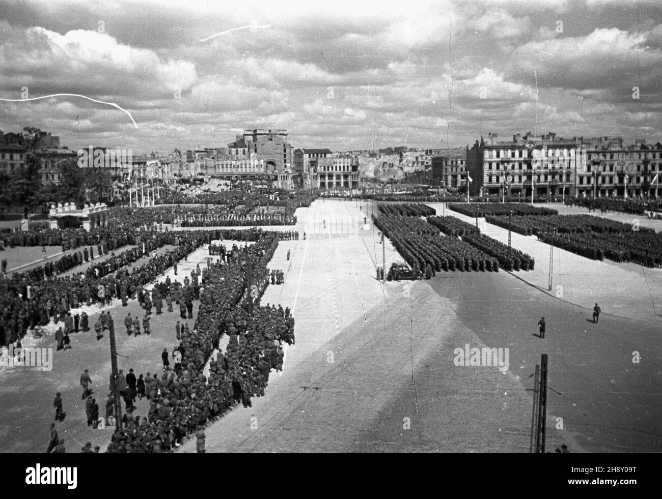 Warszawa, 1946-05-09. Obchody pierwszej rocznicy zakoñczenia II wojny œwiatowej. NZ. przegl¹d wojsk przed defilad¹ wojskow¹ na placu Zwyciêstwa (od 1990 plac Pi³sudskiego). po/ms PAP/Karol Szczeciñski Varsavia, 9 maggio 1946. Cerimonie che segnano il 1 ° anniversario della fine della seconda guerra mondiale Nella foto: Ispezione delle unità prima di una parata militare in Piazza Zwyciestwa (dal 1990 Piazza Pilsudski). po/ms PAP/Karol Szczecinski Foto Stock