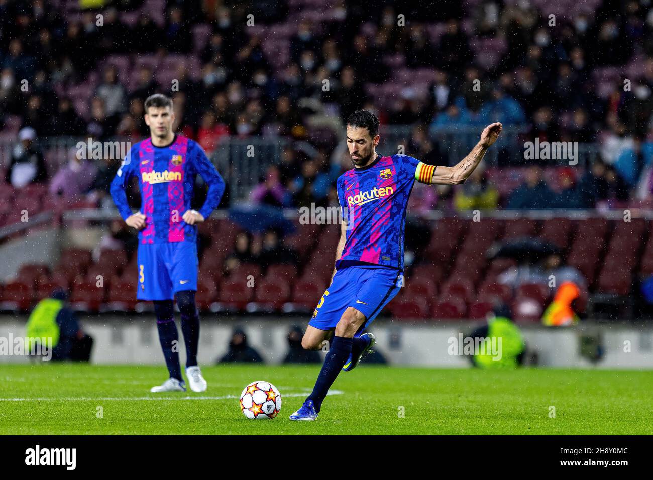 BARCELLONA - NOV 23: Sergio Busquets in azione durante la partita della UEFA Champions League tra il FC Barcelona e Benfica allo stadio Camp Nou a Novem Foto Stock