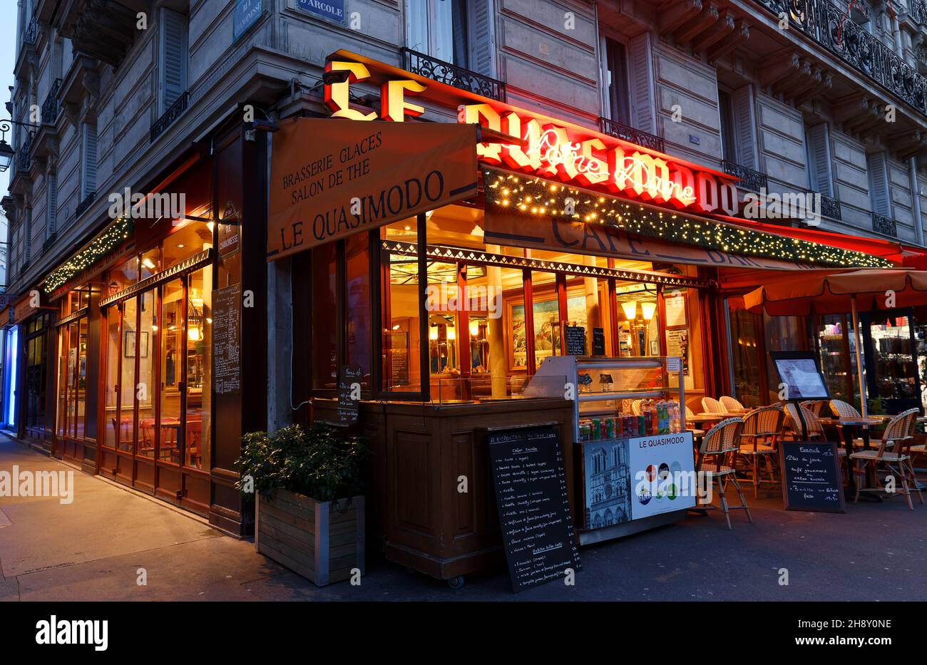 Il famoso caffè le Quasimodo decorato per Natale si trova vicino alla cattedrale di Notre Dame a Parigi, Francia. Foto Stock