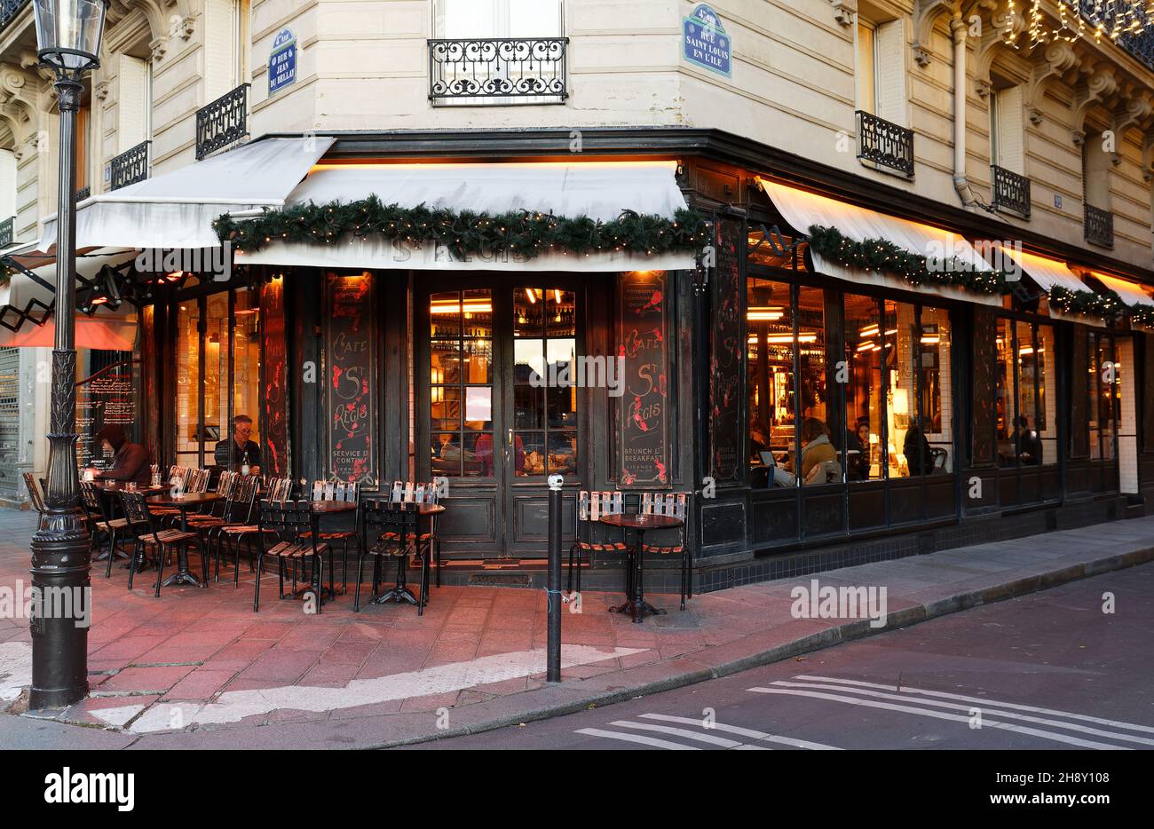 Il famoso caffè S. Regis decorato per Natale si trova vicino alla cattedrale di Notre Dame a Parigi, Francia. Foto Stock