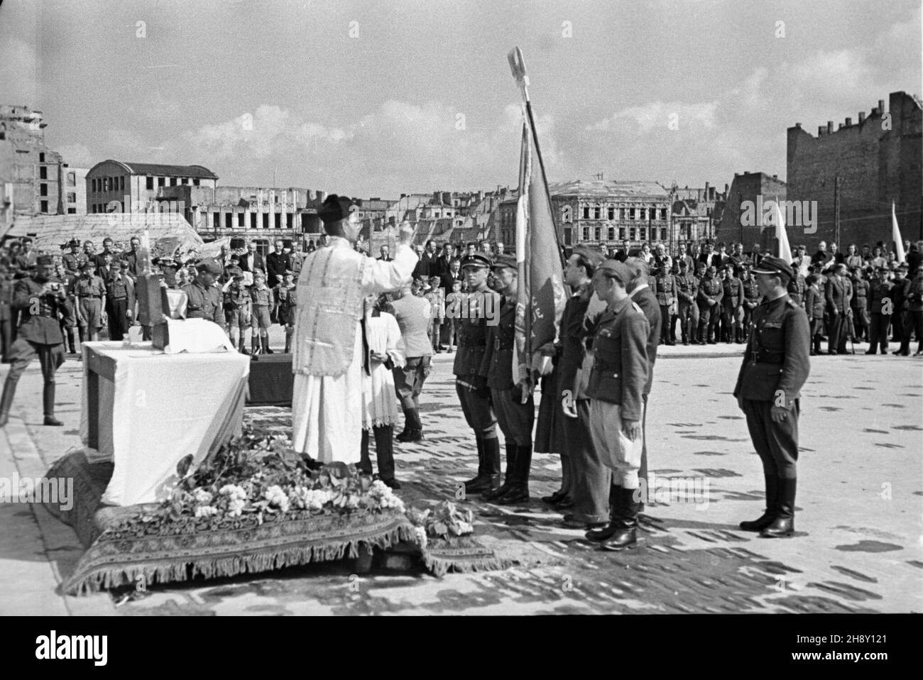 Warszawa, 1946-05-19. Msza na placu Zwyciêstwa (od 1990 plac Pi³sudskiego) z okazji Zjazdu Zwi¹zku Uczestników walk o Wolnoœæ i Demokracjê. Mszê celebruje ks. Mjr Pierzchowski. po/ms PAP/Stanis³aw D¹browiecki Varsavia, 19 maggio 1946. Messa in piazza Zwyciestwa (dal 1990 Piazza Pilsudskiego) in occasione del Congresso dell'Unione dei combattenti per la libertà e la democrazia. La messa celebrata da Padre Pierzchowski (centro), po/ms PAP/Stanislaw Dabrowiecki Foto Stock