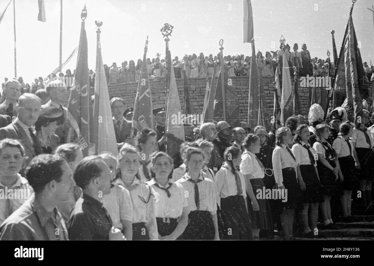 Góra Œwiêtej Anny ko³o Katowic, 1946-05-19. Obchody 25. Rocznicy III powstania œl¹skiego (mia³o na celu poprawê wyników plebiscytu na Œl¹sku, wybuch³o w nocy z 2 na 3 maja 1921, pod wodz¹ Wojciecha Korfantego). NZ. cz³onkowie Zwi¹zku Walki M³odych. po/ms PAP St. Anna montagna vicino Katowice, 19 maggio 1946. Il 25° anniversario del 3° Ulloding silesiano (con l'oggetto del miglioramento plebiscita in Slesia, scoppiato nella notte, 2 e 3 maggio 1921, guidato da Wojciech Korfanty). Nella foto: I membri dell'Unione lotta Giovanile. po/ms PAP Foto Stock