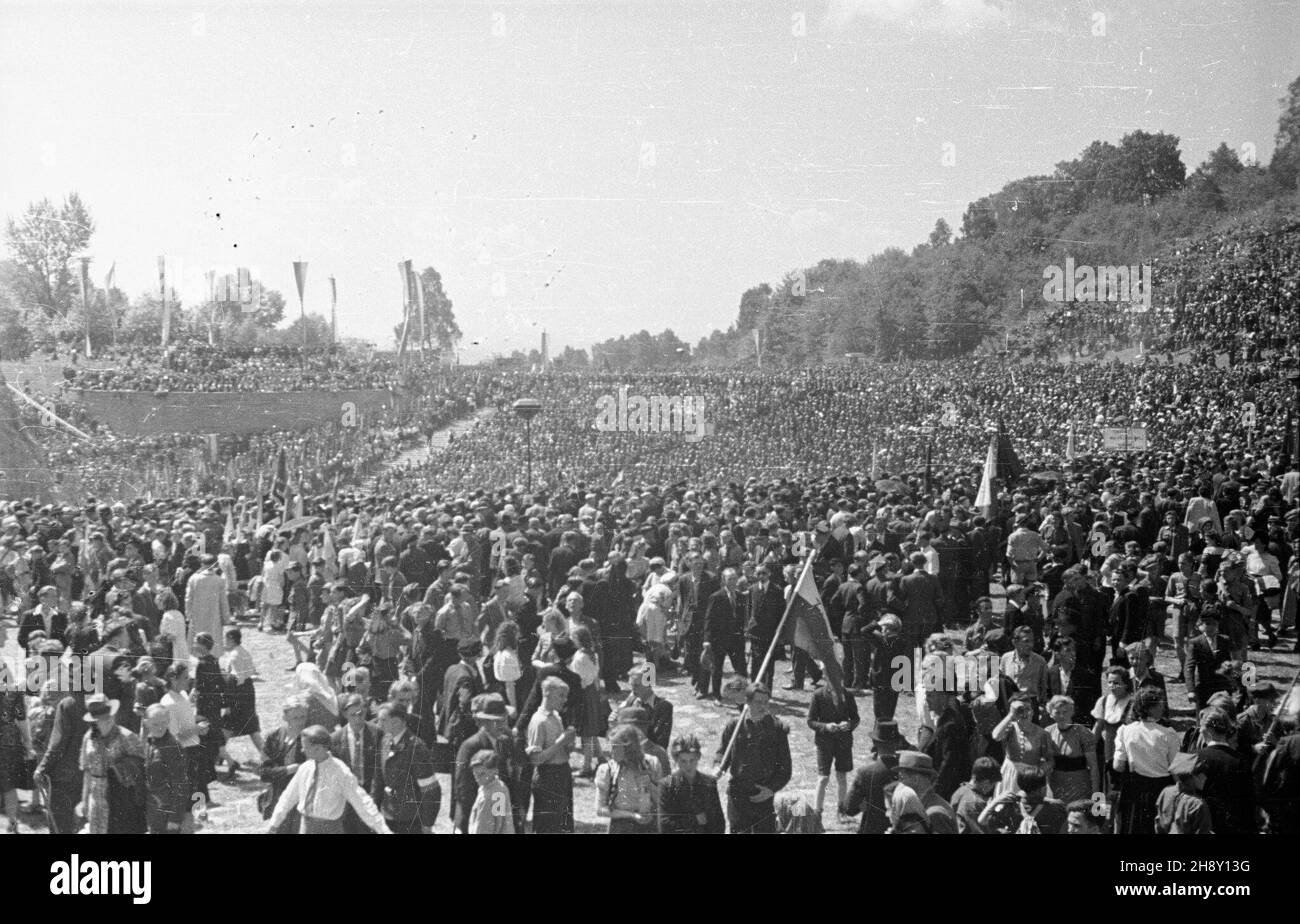 Góra Œwiêtej Anny ko³o Katowic, 1946-05-19. Obchody 25. Rocznicy III powstania œl¹skiego (mia³o na celu poprawê wyników plebiscytu na Œl¹sku, wybuch³o w nocy z 2 na 3 maja 1921, pod wodz¹ Wojciecha Korfantego). NZ. widok amfiteatru, gdzie odbywaj¹ siê uroczystoœci. po/ms PAP St. Anna montagna vicino Katowice, 19 maggio 1946. Il 25° anniversario del 3° Ulloding silesiano (con l'oggetto del miglioramento plebiscita in Slesia, scoppiato nella notte, 2 e 3 maggio 1921, guidato da Wojciech Korfanty). Nella foto: anfiteatro, il luogo della celebrazione. po/ms PAP Foto Stock