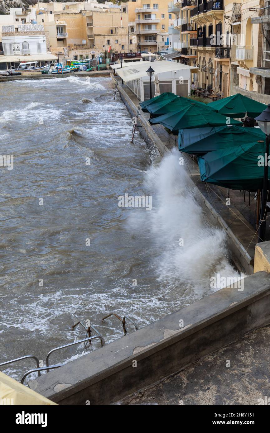 Il tempo è tempestoso in ottobre con le onde che si infrangono sul lungomare, Xlendi, Gozo, Malta, Europa Foto Stock