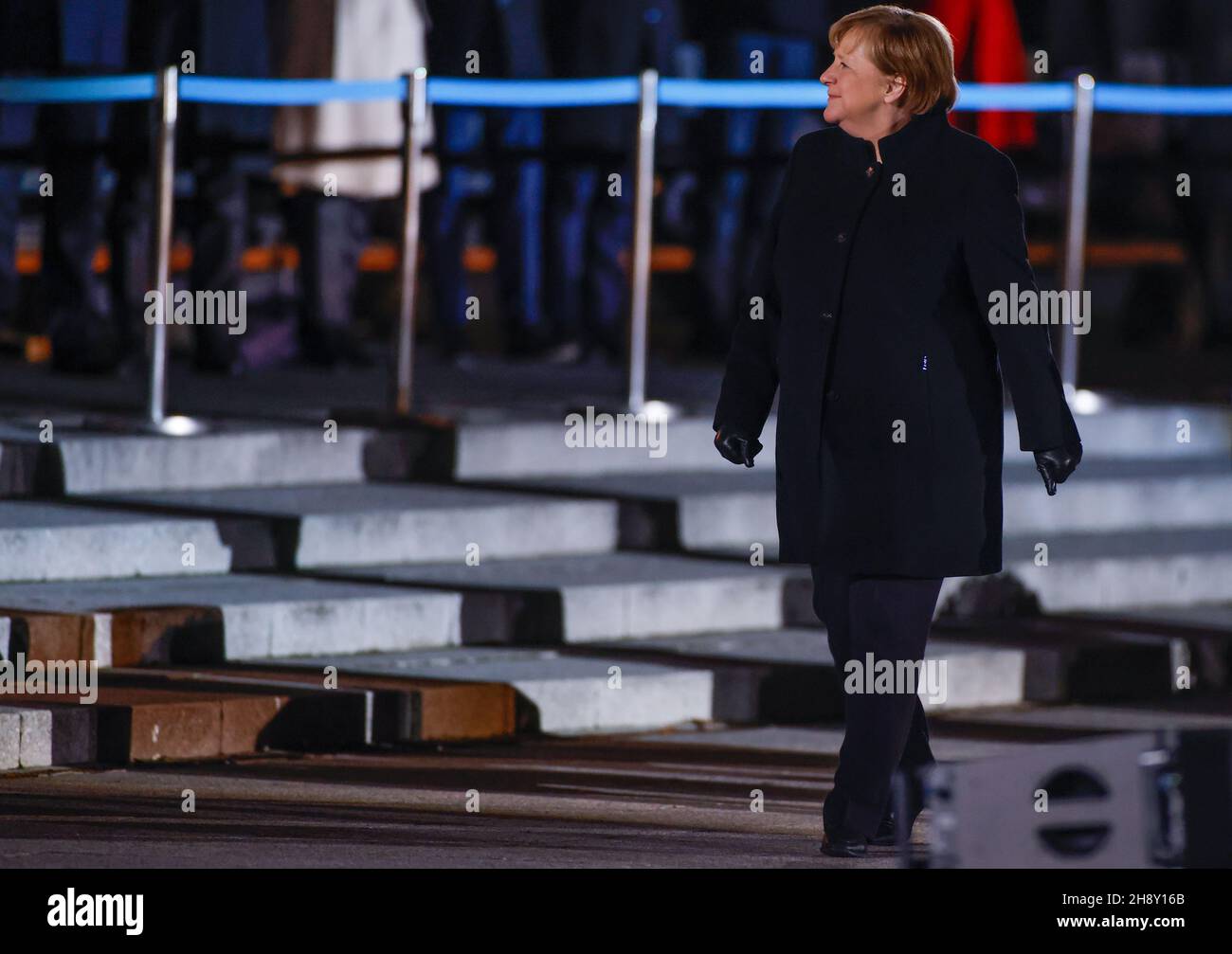 Berlino, Germania. 2 dicembre 2021. Il Cancelliere Angela Merkel (CDU) va in macchina dopo i grandi colpi da parte della Bundeswehr. Il Cancelliere Merkel ha detto Arrivederci con un gran tocco verso la fine del suo mandato dopo 16 anni. Credit: ODD Andersen/AFP POOL/dpa/Alamy Live News Foto Stock