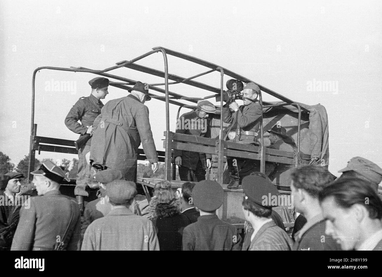 Warszawa, 1946-05-25. Sprowadzenie do polski zbrodniarzy wojennych, cz³onków amministracji niemieckiej w Generalnej Guberni. Pojmani przez aliantów cz³onkowie w³adz okupacyjnych zostali wydani w³adzom polskim i os¹dzeni przez Najwy¿szy Trybuna³ Narodowy (NTN). Proces odby³ siê w Warszawie w dniach 17 grudnia 1946-24 lutego 1947. NZ. Eskortowani wiêŸniowie wsiadaj¹ na naczepê ciê¿arówki. po/ms PAP/Stanis³aw D¹browiecki Varsavia, 25 maggio 1946. I criminali di guerra e i membri delle autorità tedesche del Gouvernement generale sono portati in Polonia. Catturati dalle forze alleate erano trasportatori Foto Stock