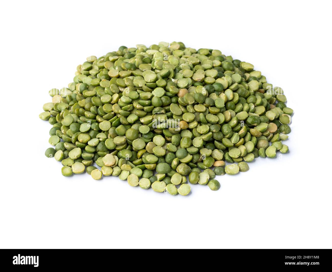 Piselli crudi secchi verdi isolati su sfondo bianco. Foto Stock