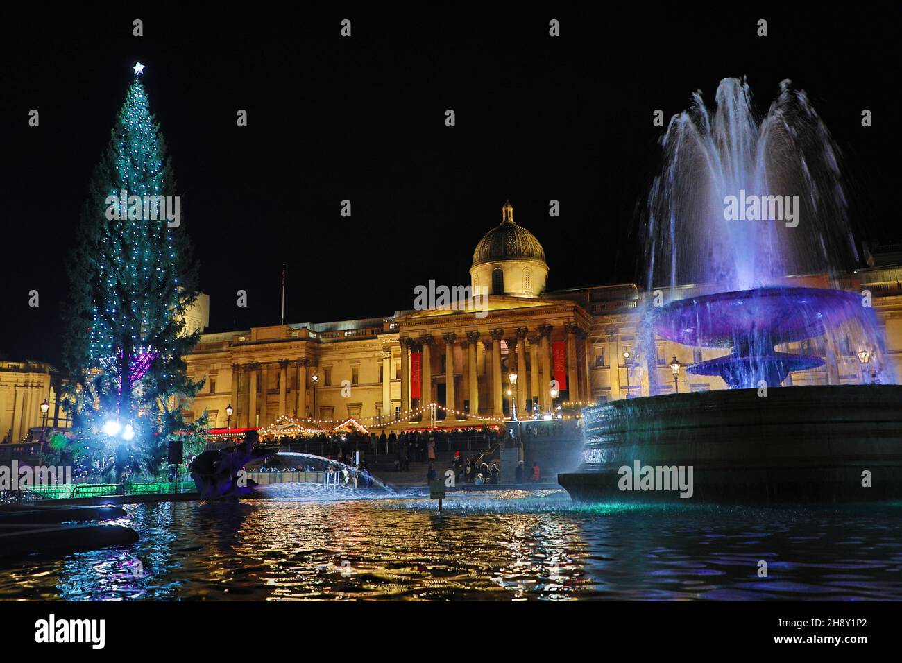 Londra, Regno Unito. 2 Dic 2021. Illuminazione del Trafalgar Square Christmas Tree a Trafalgar Square, Londra. Le luci sul regalo annuale dalla Norvegia, ora nel suo settantaquattresimo anno, sono state accese in una cerimonia con il sindaco di Westminster e il sindaco di Oslo. Credit: Paul Brown/Alamy Live News Foto Stock