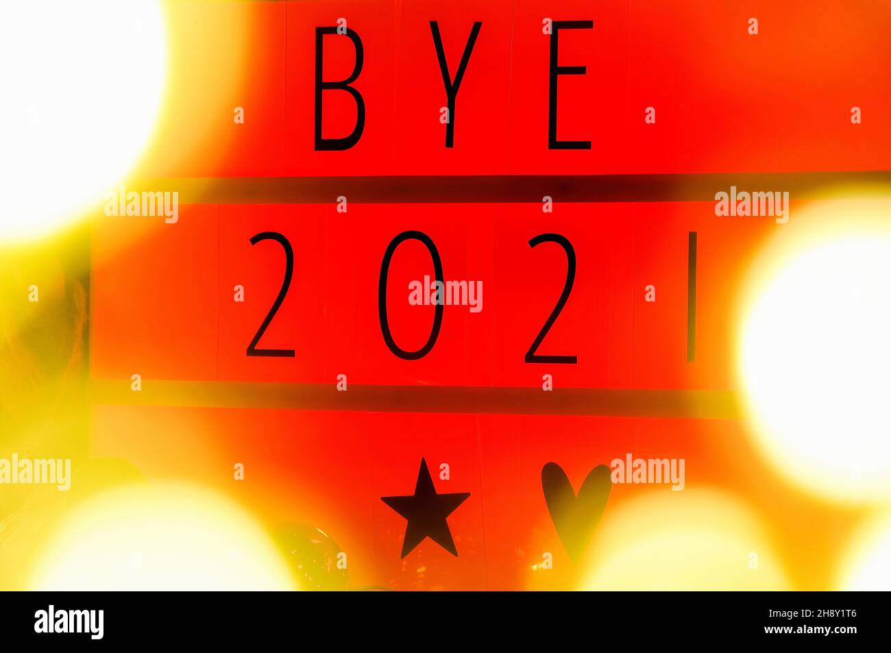 Letter board light box con testo BYE 2021, nuovo anno 2022 concetto, bokeh leggero. Foto Stock