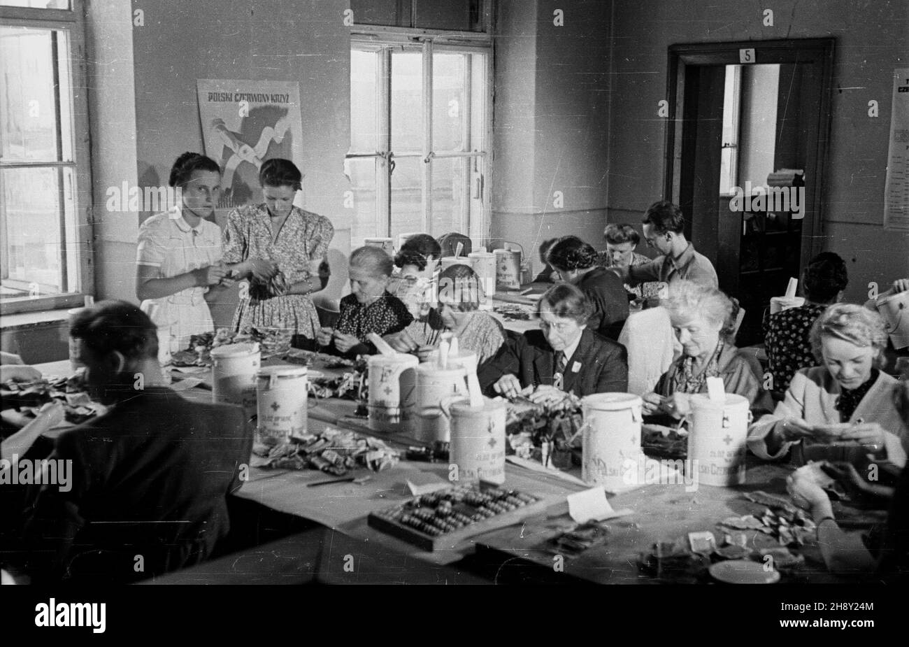 Warszawa, 1946-06. Obchody Tygodnia Polskiego Czerwonego Krzy¿a (01.06-10.06). NZ. Liczenie pieniêdzy zebranych podczas kwestowania na rzecz PCK. Gr PAP/Stanis³aw D¹browiecki Dok³adny dzieñ wydarzenia nieustalony. Varsavia, giugno 1946. Cerimonie che segnano la settimana della Croce Rossa Polacca (PCK, dal 1 giugno al 10 giugno). Nella foto: Denaro contato dopo un'azione di fondo-raiser per PCK. Gr PAP/Stanislaw Dabrowiecki Foto Stock