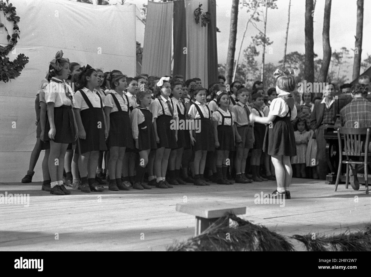 Olsztyn, 1946-06. W dniach 9-10 czerwca na Stadionie Leœnym zorganisowano imprezê dla m³odzie¿y Gody Wiosenne, zielone œwiêta. Chodzi³o o przedstawienie dorobku kultury Warmii Mazurów Pruskich, pokazanie œwiatu, ¿e s¹ a regiony rdzennie polskie. mw PAP/Jerzy Baranowski Dok³adny dzieñ wydarzenia nieustalony. Olsztyn, giugno 1946. Tra il 9 e il 10 giugno al Forest Stadium la gioventù polacca ha partecipato ad un evento culturale chiamato Primavera Nuptials o Green Days e ha lo scopo di presentare il successo culturale della regione di Warmia e della Mazury prussiana per mostrare al mondo che questa regione era in Polonia Foto Stock