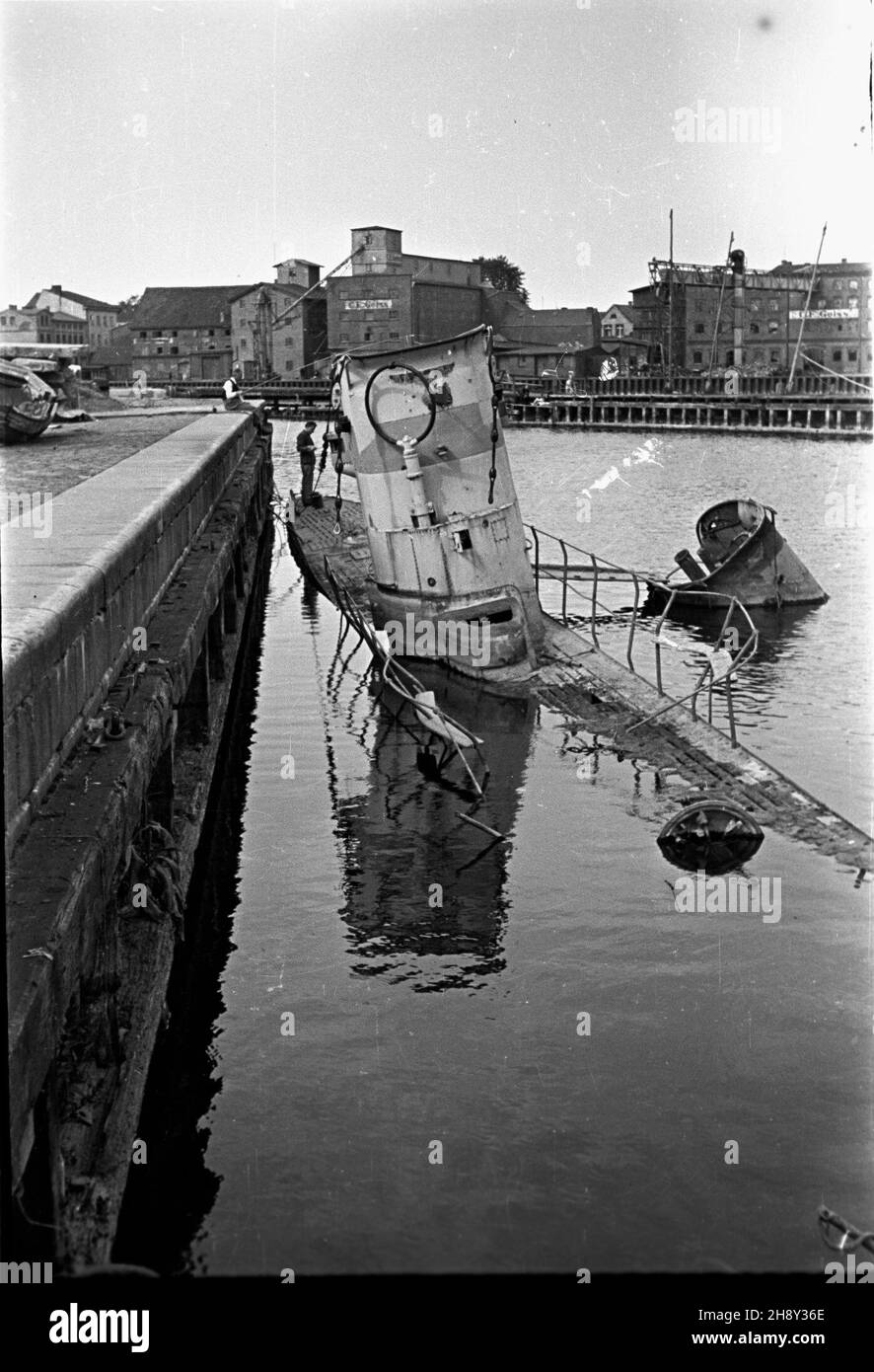 Ustka, 1946-06. Port u ujœcia rzeki S³upi. okrêt podwodny Marynarki Wojennej III Rzeszy Niemieckiej (Kriegsmarine), zatopiony podczas II wojny œwiatowej. wb PAP/Eugeniusz Hannemann Dok³adny dzieñ wydarzenia nieustalony. Ustka, giugno 1946. Porto alla foce del fiume Slupia. Nella foto: Un sottomarino tedesco Kriegsmarine (Marina della seconda Guerra Mondiale), affondato durante la guerra. wb PAP/Eugeniusz Hannemann Foto Stock