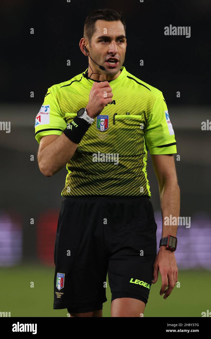 Torino, 2 dicembre 2021. L'arbitro Andrea Colombo reagisce durante la Serie A allo Stadio Grande Torino. Il credito d'immagine dovrebbe essere: Jonathan Moscrop / Sportimage Foto Stock