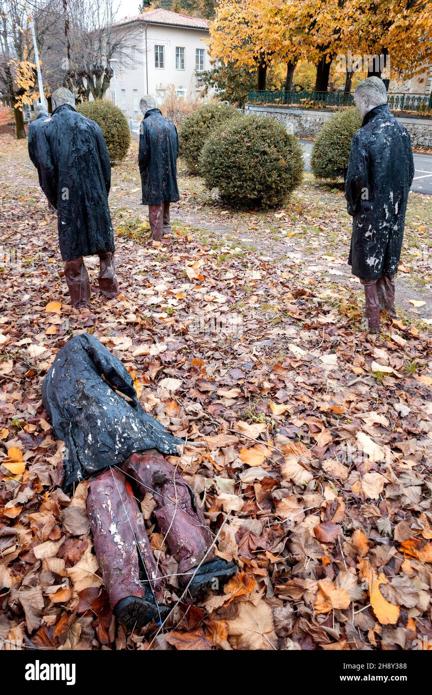 Volterra, Pisa, 2021 novembre 11: “Luoghi comuni Reloaded”, un’installazione di arte urbana di Armando Punzo e Alessandro Marzetti. Concetto di malattia mentale Foto Stock