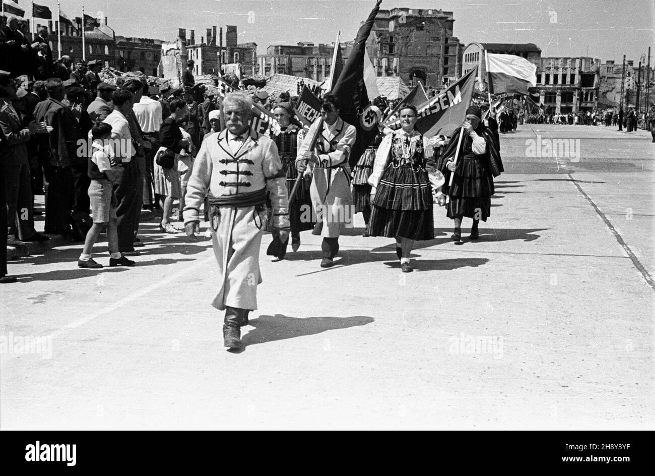 Warszawa, 1946-06-09. Obchody Œwiêta Ludowego w pierwszym dniu Zielonych Œwi¹t, celebrounane przez Stronnictwo Ludowe i Zwi¹zek Samopomocy Ch³opskiej przy udziale funkcjonariuszy pañstwowych z Polskiej Partii Robotniczej i Polskiej Partii Socjalistycznej. NZ. uroczystoœci na placu Zwyciêstwa, defilada ch³opów w strojach ludowych przed trybun¹ honorow¹. uu PAP/Stanis³aw D¹browiecki Varsavia, 9 giugno 1946. Cerimonie che segnano il giorno del contadino, tenutosi il 1° giorno di Whitsun e celebrato dal Partito del contadino (SL) e dall'Unione dell'autoaiuto dei contadini (ZSCh) con la partecipazione di funzionari statali f Foto Stock