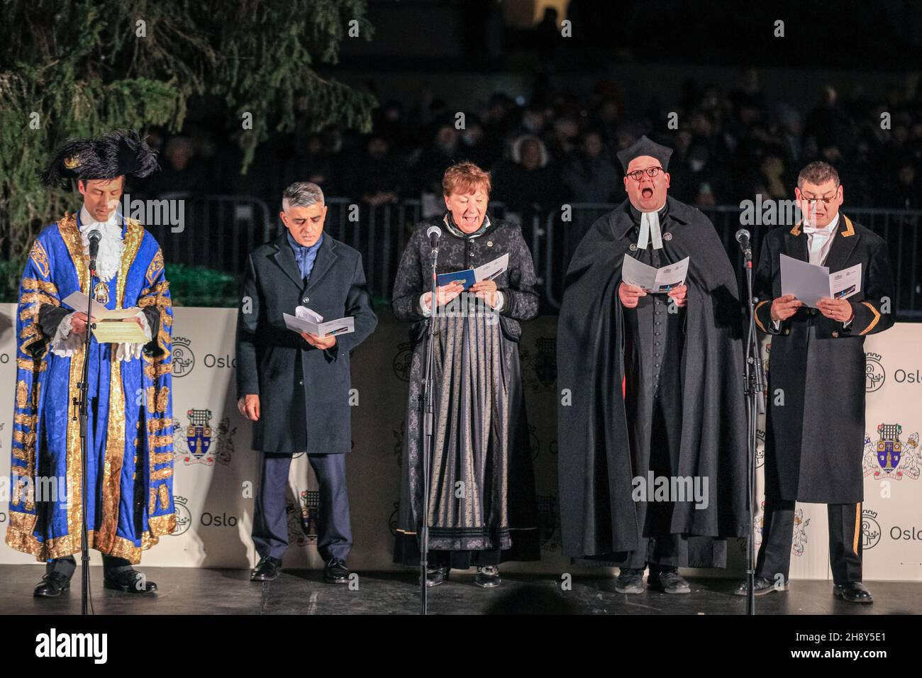 Westminster, Londra, 02 dicembre 2021. Alla cerimonia degli alberi partecipano, tra gli altri, il sindaco di Westminster, il sindaco di Londra, l'ambasciatore britannico in Norvegia e il sindaco di Oslo, nonché i rappresentanti della chiesa. Le luci dell'albero di Natale di Trafalgar Square si accendono questa sera in una cerimonia tradizionale. L'albero alto 25 metri, di solito un abete norvegese, è un regalo dalla gente di Norvegia a Londra, grazie per il sostegno della Gran Bretagna nella seconda guerra mondiale Questa tradizione storica è avvenuta ogni anno dal 1947. Credit: Imagplotter/Alamy Live News Foto Stock