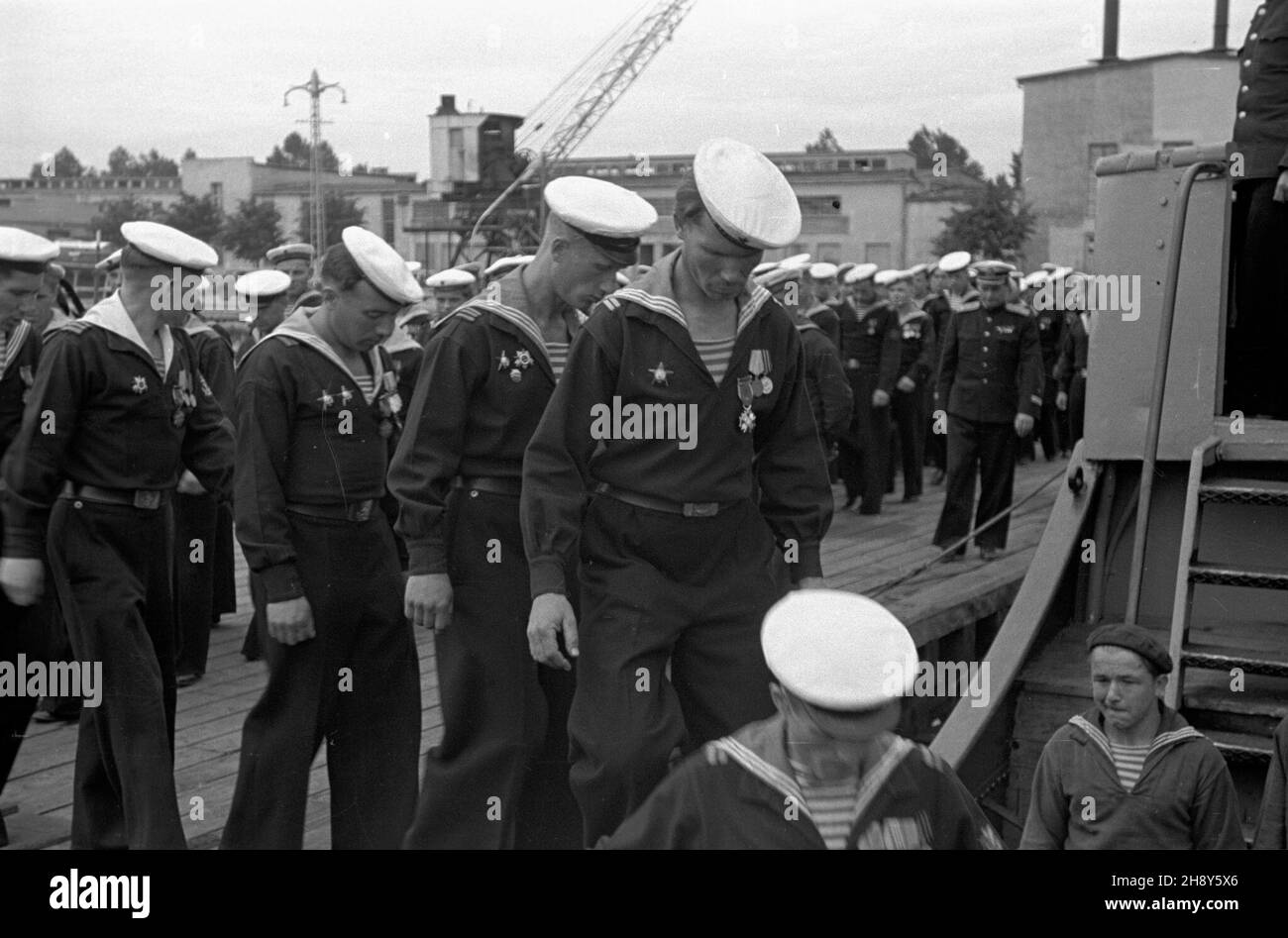 Gdynia, 1946-06-23. Po¿egnanie radzieckich marynarzy-instruktorów w porcie Marynarki Wojennej na Oksywiu. Przez 3 miesi¹ce instruktorzy z ZSRR szkolili polskich marynarzy. ps/gr PAP/Sprudin Gdynia, 23 giugno 1946. Addio agli istruttori sovietici nel porto marittimo della Marina polacca di Oksywie che hanno addestrato i marinai polacchi per 3 mesi. ps/gr PAP/Sprudin Foto Stock