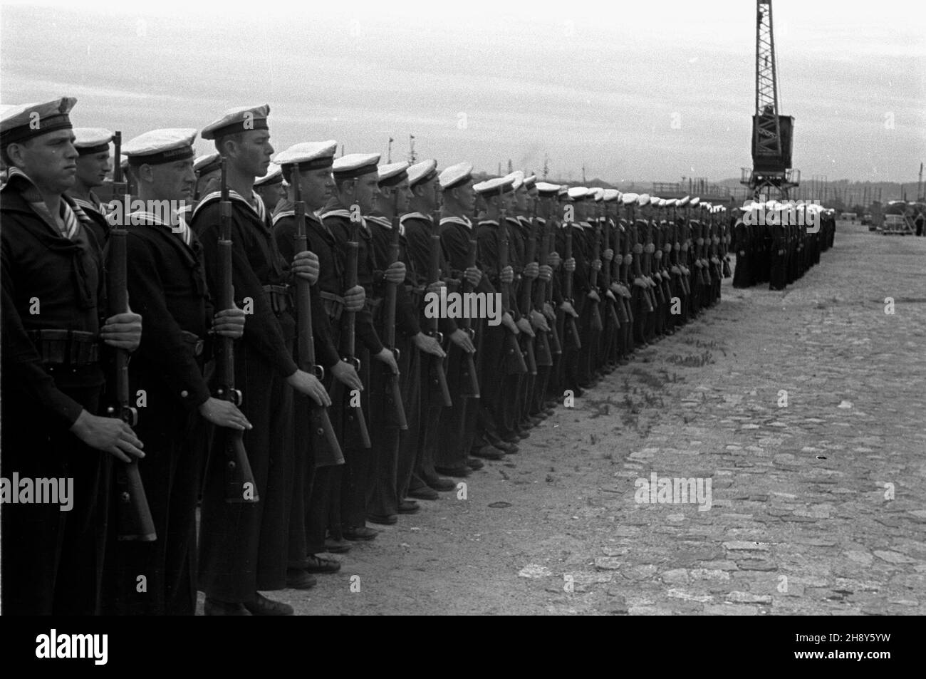 Gdynia, 1946-06-23. Po¿egnanie radzieckich marynarzy-instruktorów w porcie Marynarki Wojennej na Oksywiu. Przez 3 miesi¹ce instruktorzy z ZSRR szkolili polskich marynarzy. ps/gr PAP/Sprudin Gdynia, 23 giugno 1946. Addio agli istruttori sovietici nel porto marittimo della Marina polacca di Oksywie che hanno addestrato i marinai polacchi per 3 mesi. ps/gr PAP/Sprudin Foto Stock