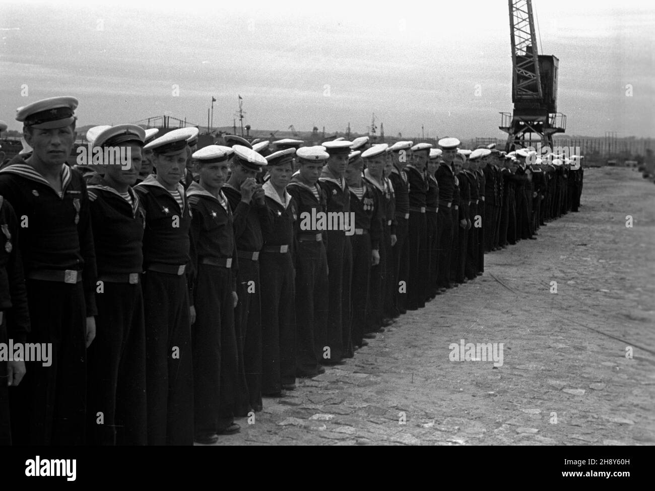 Gdynia, 1946-06-23. Po¿egnanie radzieckich marynarzy-instruktorów w porcie Marynarki Wojennej na Oksywiu. Przez 3 miesi¹ce instruktorzy z ZSRR szkolili polskich marynarzy. ps/gr PAP/Sprudin Gdynia, 23 giugno 1946. Addio agli istruttori sovietici nel porto marittimo della Marina polacca di Oksywie che hanno addestrato i marinai polacchi per 3 mesi. ps/gr PAP/Sprudin Foto Stock