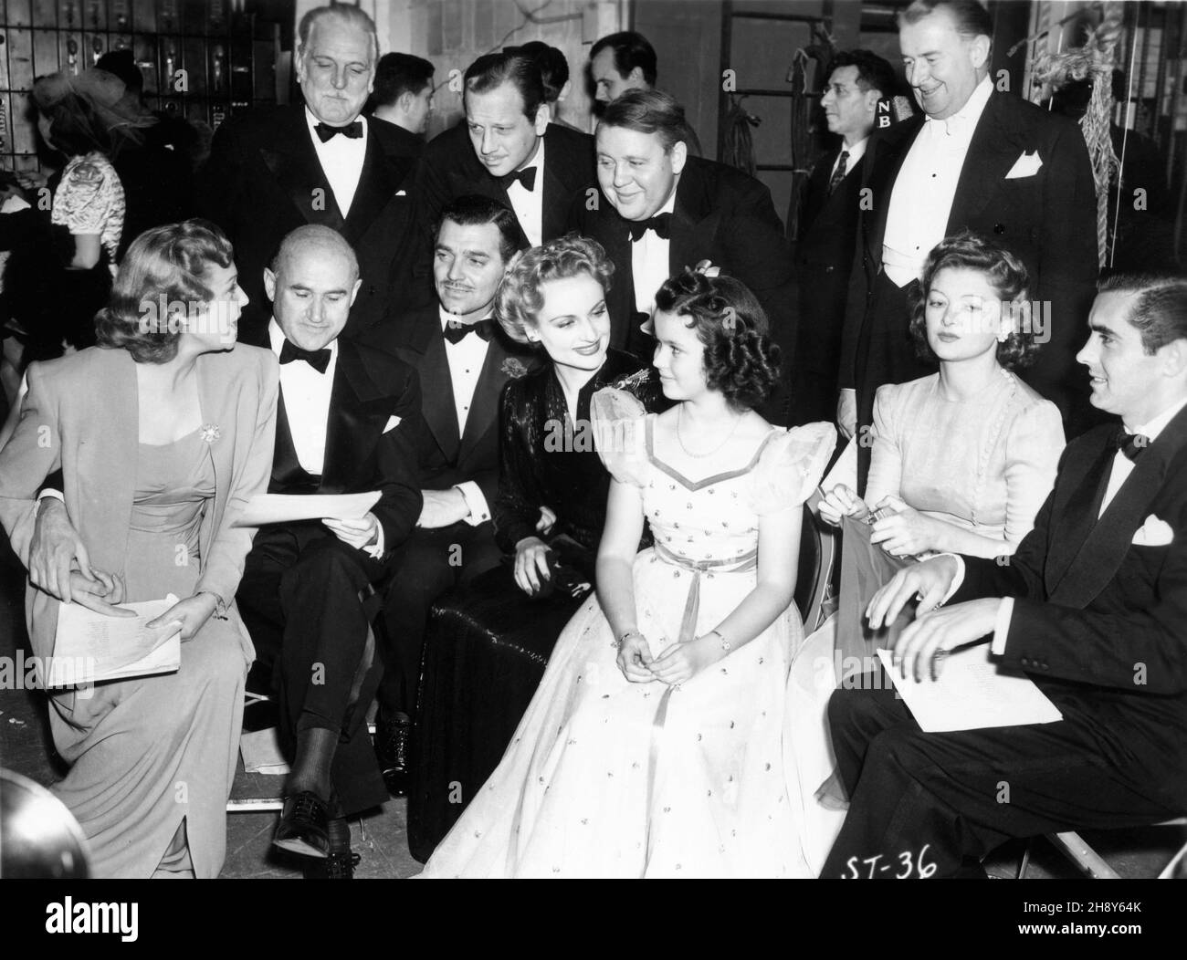 MADELEINE CARROLL SAMUEL GOLDWYN FRANK MORGAN CLARK GABLE MELVYN DOUGLAS CAROLE LOMBARD CHARLES LAUGHTON SHIRLEY TEMPLE REGINALD OWEN MYRNA LOY E IL POTERE DI TYRONE al Grauman's Chinese Theatre di Hollywood per L'AMERICA CHIAMATA radio Broadcast in aiuto di Greek War Relief L'8 febbraio 1941 trasmesso su CBS NBC e stazioni radio indipendenti e in tutta Europa Foto Stock