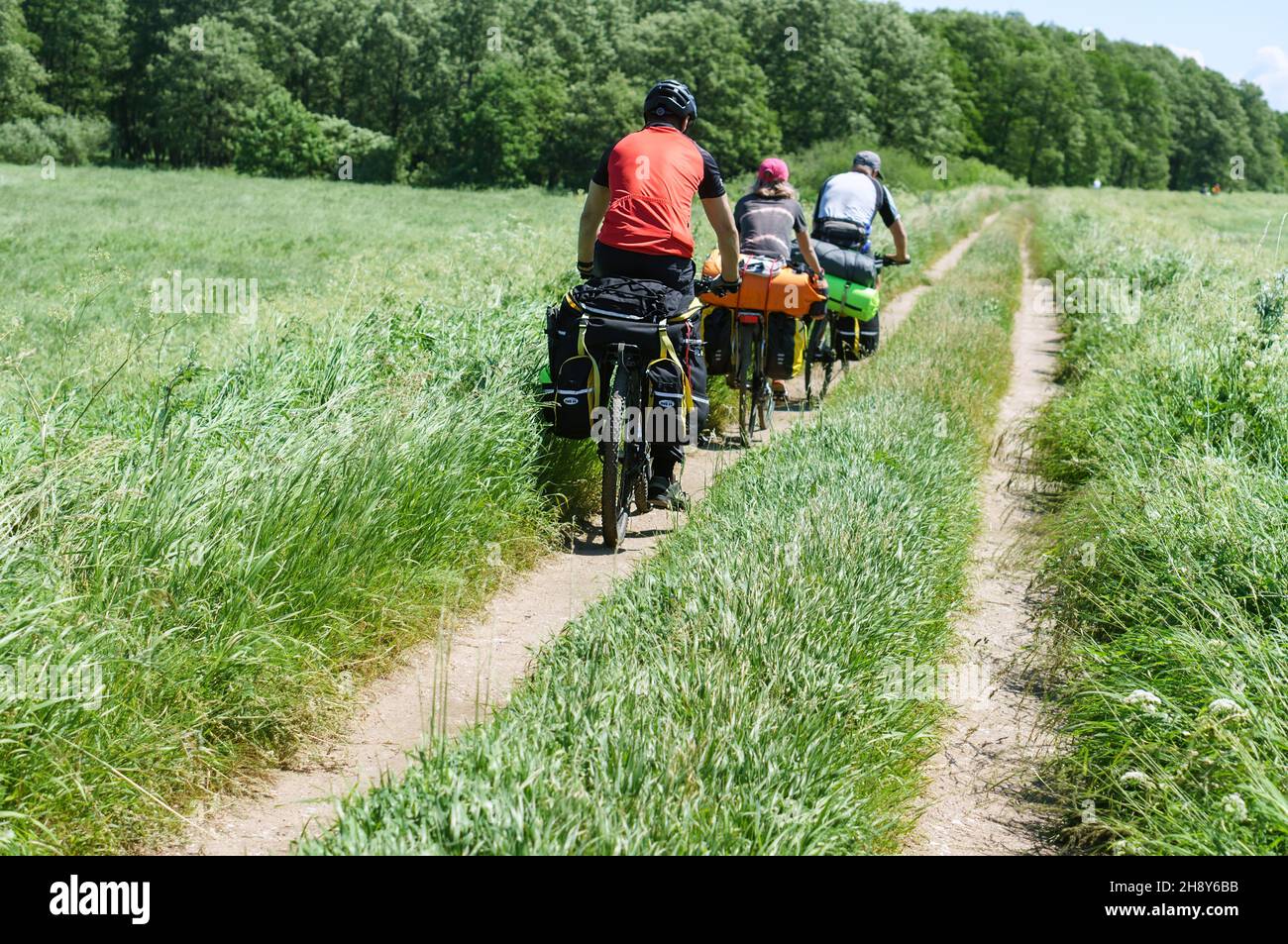 Regione di Kaliningrad, Russia, 13 giugno 2021. Un gruppo di cicloturisti. In bicicletta nei sobborghi. Gita in bicicletta. Foto Stock