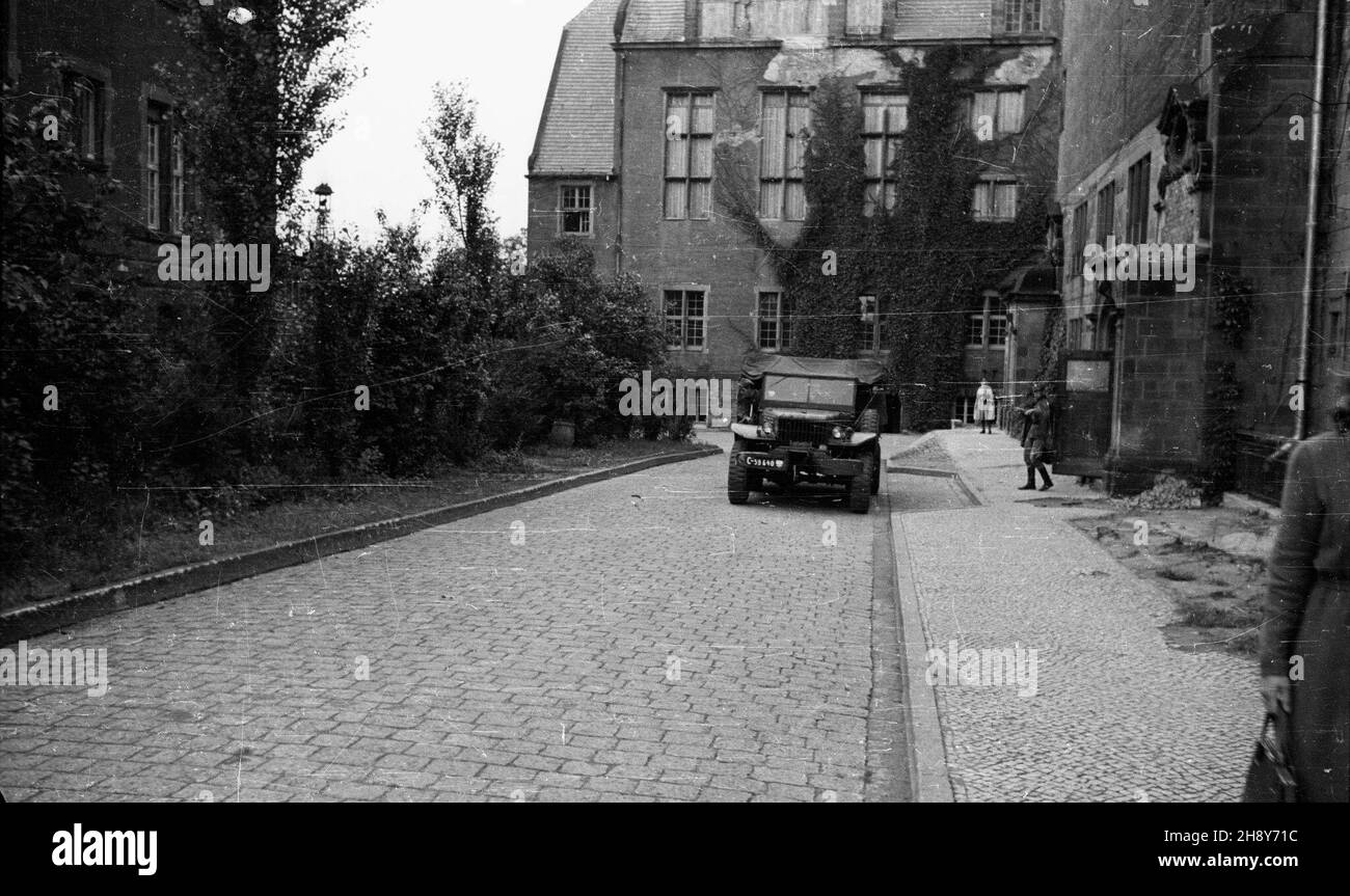 Poznañ, 1946-07. Proces namiestnika Rzeszy w Kraju Warty Artura Greisera, w dniach 21 VI - 7 VII. NZ. ciê¿arówka, któr¹ dowieziono oskar¿onego na salê rozpraw, mieszcz¹c¹ siê w Auli Uniwersytetu Adama Mickiewicza. ka PAP/J. ¯yszkowski Dok³adny dzieñ wydarzenia nieustalony. Poznan, luglio 1946. La causa del governatore del terzo Reich del Warta River Land Artur Greiser si è svolta dal 21 giugno al 7 luglio. Nella foto: Un camion a bordo del quale Artur Greiser è stato guidato al tribunale presso il teatro di lezioni dell'Università di Adam Mickiewicz. ka PAP/J. Zyszkowski Foto Stock