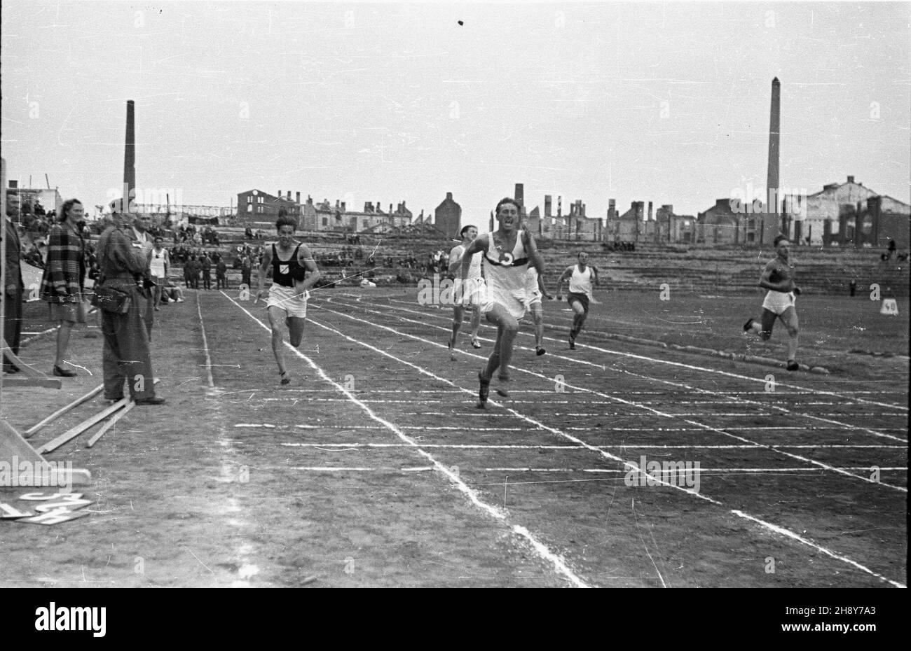 Warszawa, 1946-07-06. Kwalifikacje (6-7.VII) do mistrzostw Europy w lekkkoatletyce w Oslo, na stadionie Wojskowego Klubu Sportowego Legia. NZ. Adam Piaskowy z klubu Cracovia na mecie biegu na 400 m. ka PAP/Jerzy Baranowski Varsavia, 6 luglio 1946. Oslo qualifiche di atletica europea (6-7 luglio) allo stadio del club sportivo militare Legia. Nella foto: Adam Piaskowy del club di Cracovia al termine di una gara di 400 m. ka PAP/Jerzy Baranowski Foto Stock