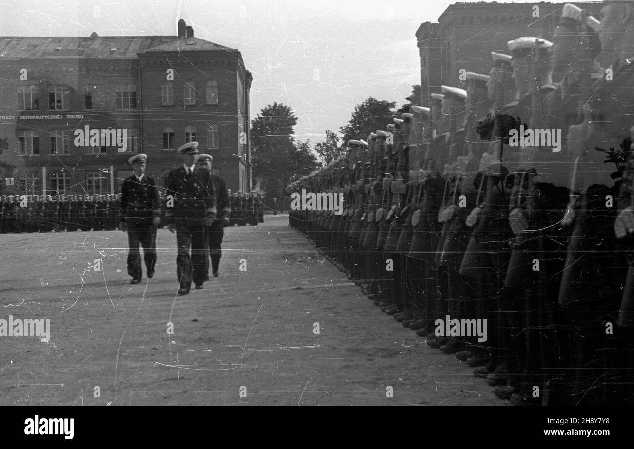 Gdynia, 1946-07-15. Zaprzysiê¿enie nowego rocznika Pañstwowej Szko³y Morskiej. ps/gr PAP/Sprudin Gdynia, 15 luglio 1946. Il giuramento di nuovi cadetti della state Naval Academy. ps/gr PAP/Sprudin Foto Stock