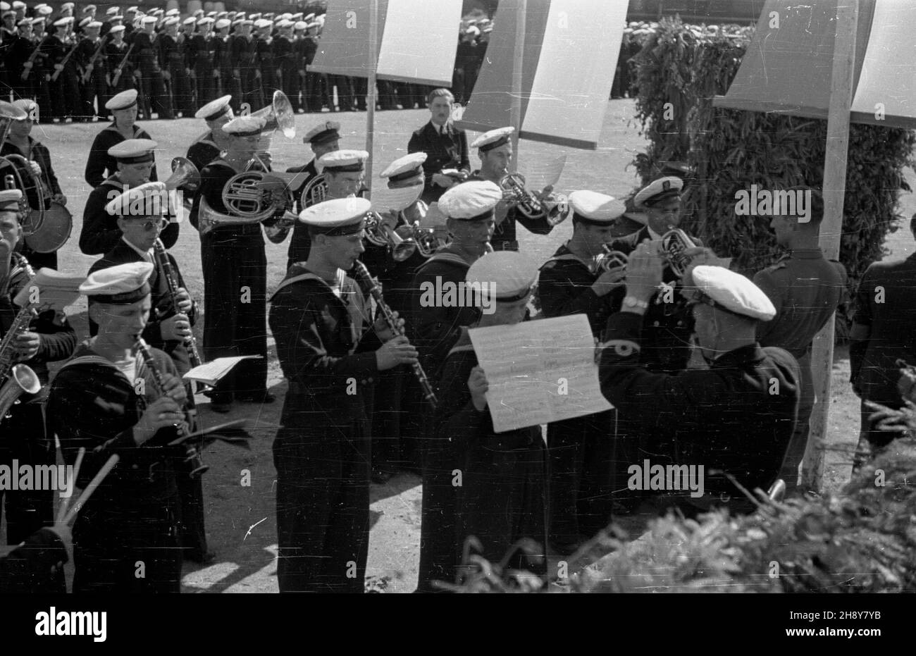 Gdynia, 1946-07-15. Orkiestra wojskowa podczas uroczystoœci zaprzysiê¿enia nowego rocznika Pañstwowej Szko³y Morskiej. ps/gr PAP/Sprudin Gdynia, 15 luglio 1946. Un'orchestra militare durante la cerimonia di giuramento dei nuovi studenti dell'Accademia Navale di Stato. ps/gr PAP/Sprudin Foto Stock