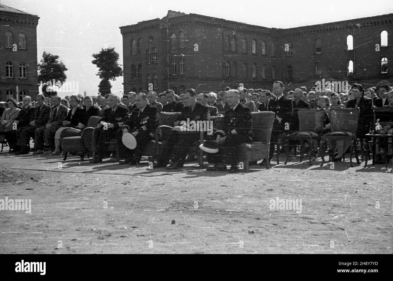 Gdynia, 1946-07-15. Zaprzysiê¿enie nowego rocznika Pañstwowej Szko³y Morskiej. NZ. Uroczysta msza polowa, w której uczestniczy m.in. kontradmira³ Adam Mohuczy (w pierwszym rzêdzie, 3P). ps/gr PAP/Sprudin Gdynia, 15 luglio 1946. L'accaparramento di nuovi cadetti dell'Accademia Navale di Stato. Una massa di campo di gala a cui ha partecipato il retro-ammiraglio Adam Mohuczy (1° fila, 3° da destra). ps/gr PAP/Sprudin Foto Stock