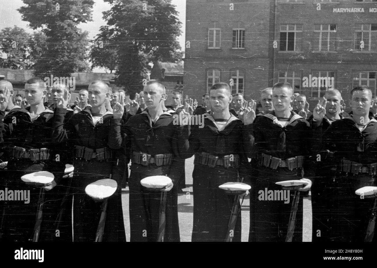 Gdynia, 1946-07-15. Zaprzysiê¿enie nowego rocznika Pañstwowej Szko³y Morskiej. ps/gr PAP/Sprudin Gdynia, 15 luglio 1946. Il giuramento di nuovi studenti della state Naval Academy. ps/gr PAP/Sprudin Foto Stock