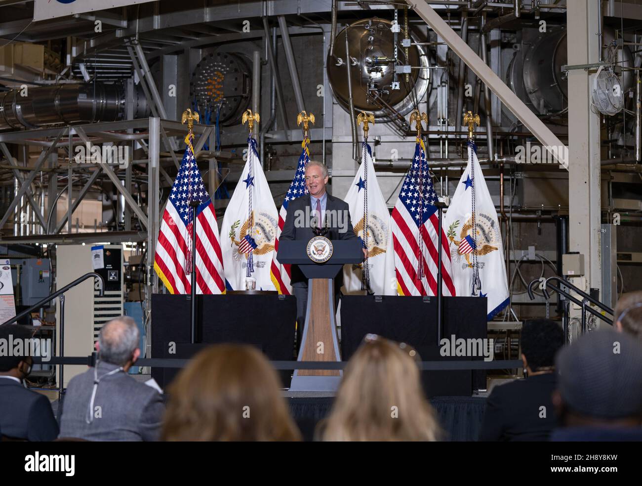 Greenbelt, Stati Uniti d'America. 05 novembre 2021. Chris Van Hollen, Maryland Sen, consegna commenti durante la visita del vicepresidente degli Stati Uniti Kamala Harris al Goddard Space Flight Center, 5 novembre 2021 a Greenbelt, Maryland. Credit: Taylor Mickal/NASA/Alamy Live News Foto Stock