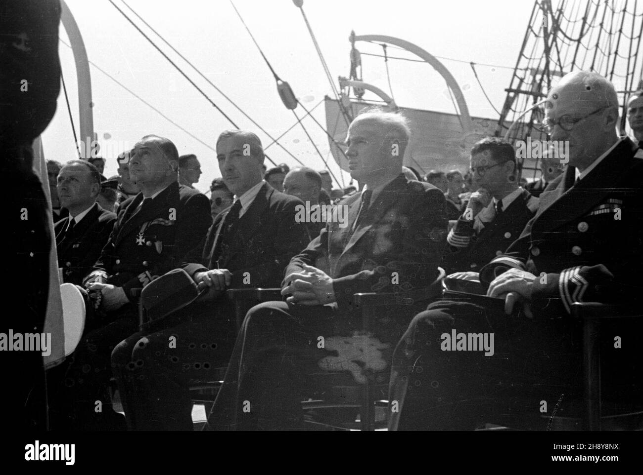 Gdynia, 1946-07-20. Uroczystoœci na statku szkoleniowym polskiej marynarki handlowej Dar Pomorza, przed jego pierwszym powojennym rejsem do Marsylii we Francji. z kapeluszem w rêce pe³nomocnik rz¹du do spraw wybrze¿a Eugeniusz Kwiatkowski. ps/ms PAP/Miko³aj Sprudin Gdynia, 20 luglio 1946. Cerimonie a bordo della nave da addestramento della Marina mercantile polacca Dar Pomorza, prima del suo primo viaggio post-bellico a Marsiglia, Francia. Nella foto: Commissario del governo per la costa Eugeniusz Kwiatkowski con un cappello. ps/ms PAP/Mikolaj Sprudin Foto Stock