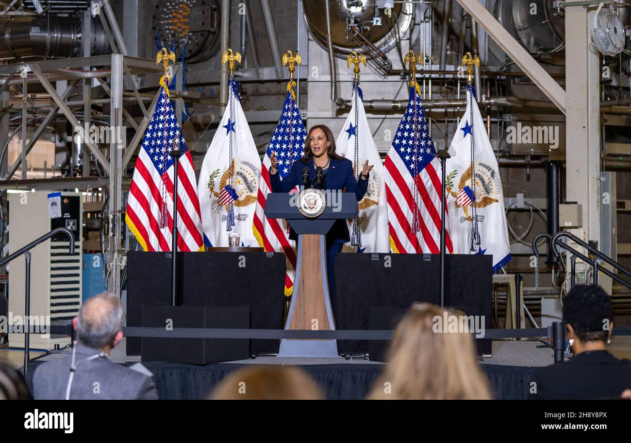 Greenbelt, Stati Uniti d'America. 05 novembre 2021. Il Vice Presidente degli Stati Uniti Kamala Harris consegna commenti durante la sua visita al Goddard Space Flight Center, 5 novembre 2021 a Greenbelt, Maryland. Credit: Taylor Mickal/NASA/Alamy Live News Foto Stock