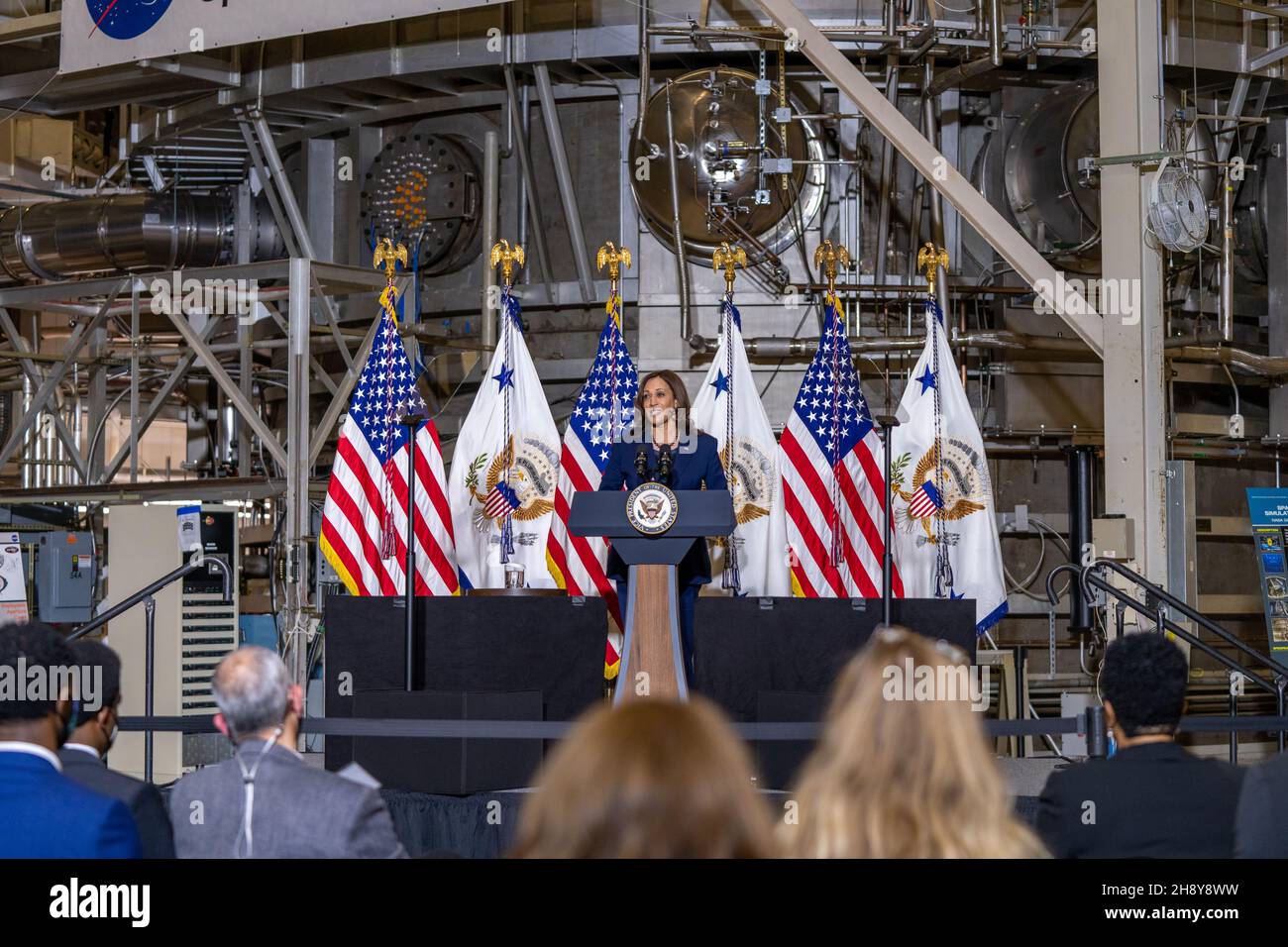 Greenbelt, Stati Uniti d'America. 05 novembre 2021. Il Vice Presidente degli Stati Uniti Kamala Harris consegna commenti durante la sua visita al Goddard Space Flight Center, 5 novembre 2021 a Greenbelt, Maryland. Credit: Taylor Mickal/NASA/Alamy Live News Foto Stock