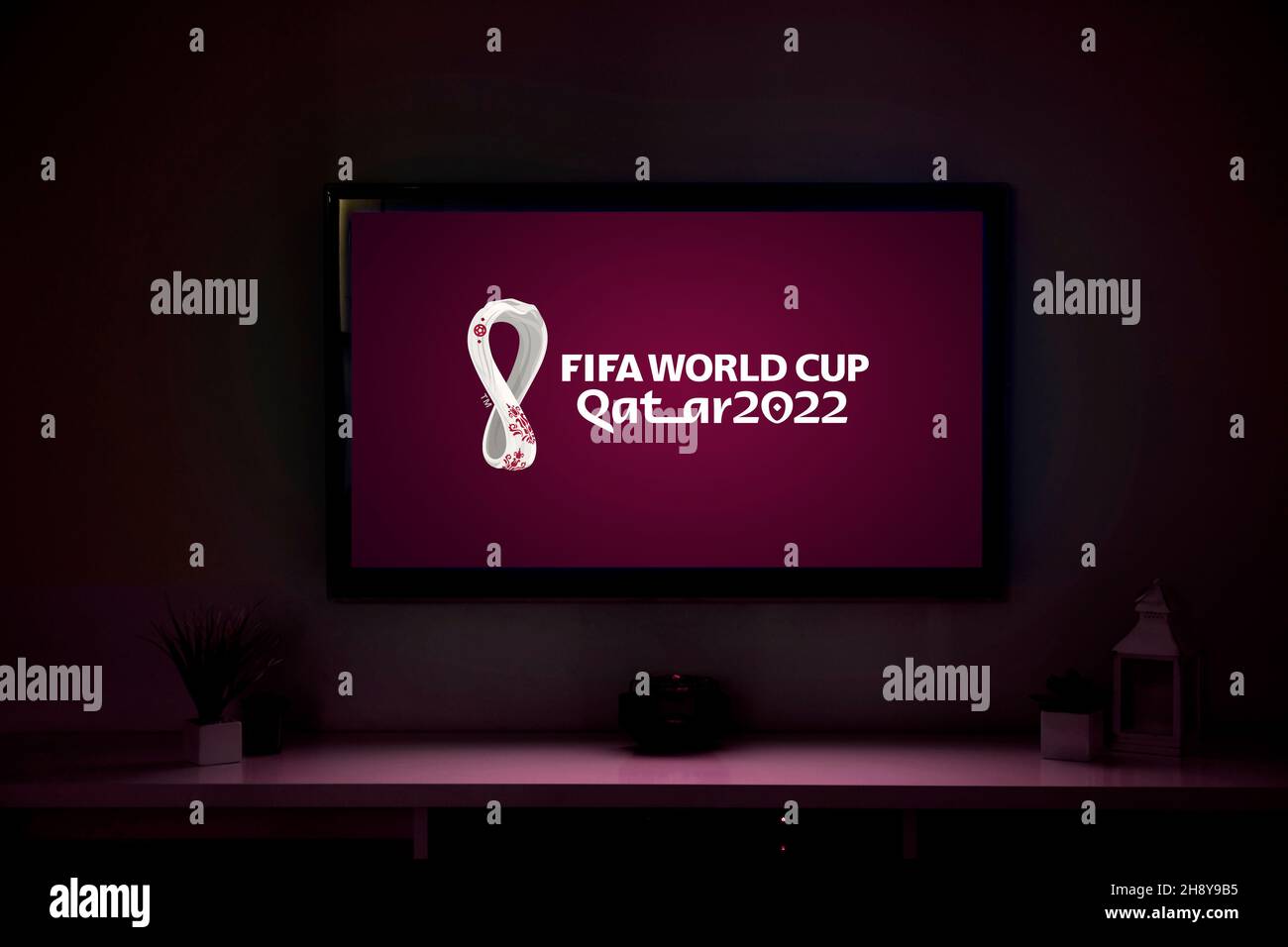 Doha, Qatar - 02 dicembre 2021: Smart TV con il logo della Coppa del mondo FIFA 2022 sullo schermo. Foto Stock