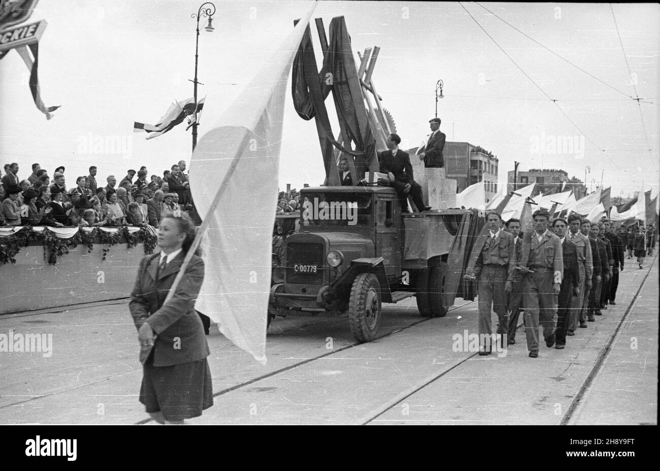 Warszawa, 1946-07-22. Podczas obchodów drugiej rocznicy odrzenia polski Ludowej, œwiêta 22 lipca, ulicami miasta przesz³a parada. Dokonano tak¿e uroczystego otwarcia mostu Poniatowskiego, odbudowanego po zniszczeniach wojennych. NZ. parada na moœcie Poniatowskiego. ms PAP/Stanis³aw D¹browiecki Varsavia, 22 luglio 1946. Il Ponte di Poniatowski, ricostruito dopo la seconda Guerra Mondiale, fu aperto durante le cerimonie che segnavano il 2° anniversario della fondazione della Repubblica popolare Polacca il 22 luglio. Una dimostrazione è andata attraverso le strade della città. Nella foto: I residenti della città marciando attraverso il Poniatowski B. Foto Stock