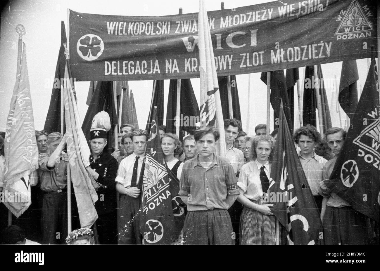 Warszawa, 1946-07-22. W dniach 21-22 lipca 1946 r. odby³ siê Krajowy Zlot M³odzie¿y ZWM (Zwi¹zku Walki M³odych). NZ. Delegaci Wielkopolskiego Zwi¹zku M³odzie¿y Wiejskiej WICI. ms PAP/W³adys³aw Forbert Foto Stock