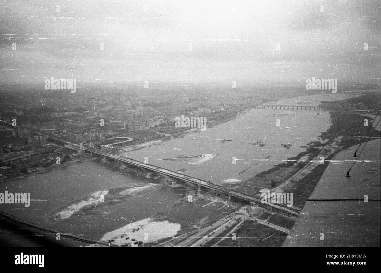 Warszawa, 1946-07-22. Odbudowany po zniszczeniach wojennych la maggior parte di Poniatowskiego. Ujêcie z lotu ptaka. ms PAP/Karol Szczeciñski Varsavia, 22 luglio 1946. Vista panoramica del ponte di Poniatowski ricostruito dopo le devastazioni della guerra. ms PAP/Karol Szczecinski Foto Stock