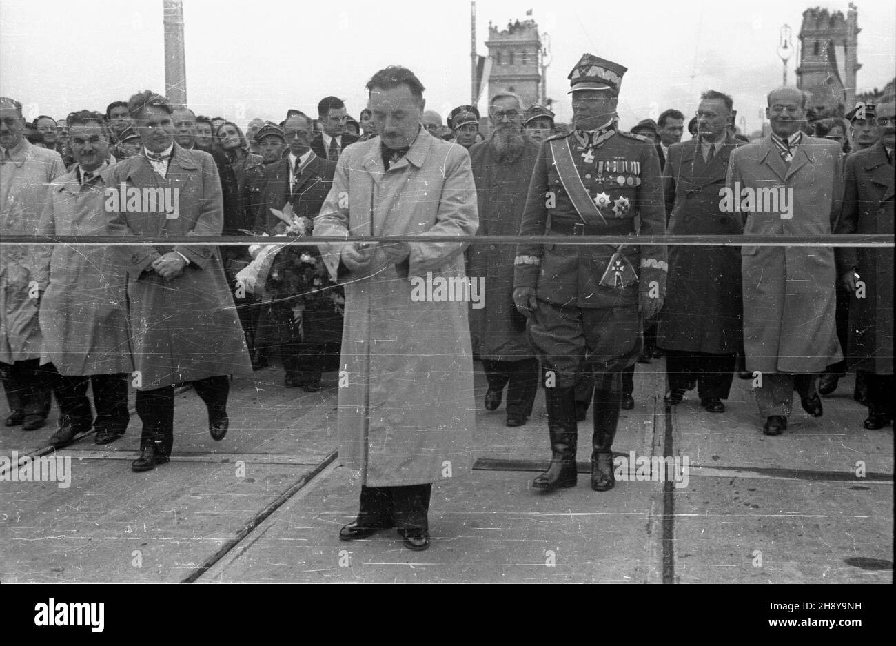 Warszawa, 1946-07-22. Podczas obchodów drugiej rocznicy odrodzenia Polski Ludowej, œwiêta 22 lipca, dokonano uroczystego otwarcia mostu Poniatowskiego, odbudowanego po zniszczeniach wojennych. NZ. prezydent Boles³aw Bierut przecina wstêgê. W pierwszym rzêdzie cz³onkowie w³adz partyjno-rz¹dowych: ministro odbudowy Micha³ Kaczorowski (1L), prezidente Warszawy Stanis³aw To³wiñski (2L), Premier Edward Osóbka-Morawski (3L), ministro przemys³u Hilary MiNC (1P), ministro ziem odzyskanych W³adys³aw Gomu³ka (2P), cz³onek prezydium KRN Wac³aw Barcikronyowski (3P), ministro Micha³ narowy¯ Foto Stock