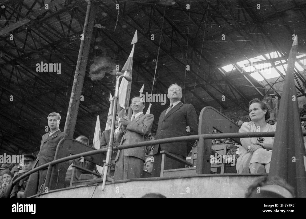 Warszawa, 1946-07-22. W dniach 21-22 lipca 1946 r. odby³ siê Krajowy Zlot M³odzie¿y ZWM (Zwi¹zku Walki M³odych). NZ. Manifestacja na stadionie Wojskowego Klubu Sportowego Legia. Na trybunie honorowej m.in. Drugi z prawej cz³onek prezydium Krajowej Rady Narodowej Wac³aw Barcikowski. ms PAP/Stanis³aw D¹browiecki Varsavia, 22 luglio 1946. Il 21-22 luglio 1946 si è tenuto il Rally Nazionale dell'Unione della Gioventù in lotta (ZMW). Nella foto: Una dimostrazione sullo stadio del club sportivo militare Legia. Sullo stand 2 ° destra - membro del presidio del Consiglio Nazionale Polacco (KRN) Waclaw Barcikowski. M Foto Stock