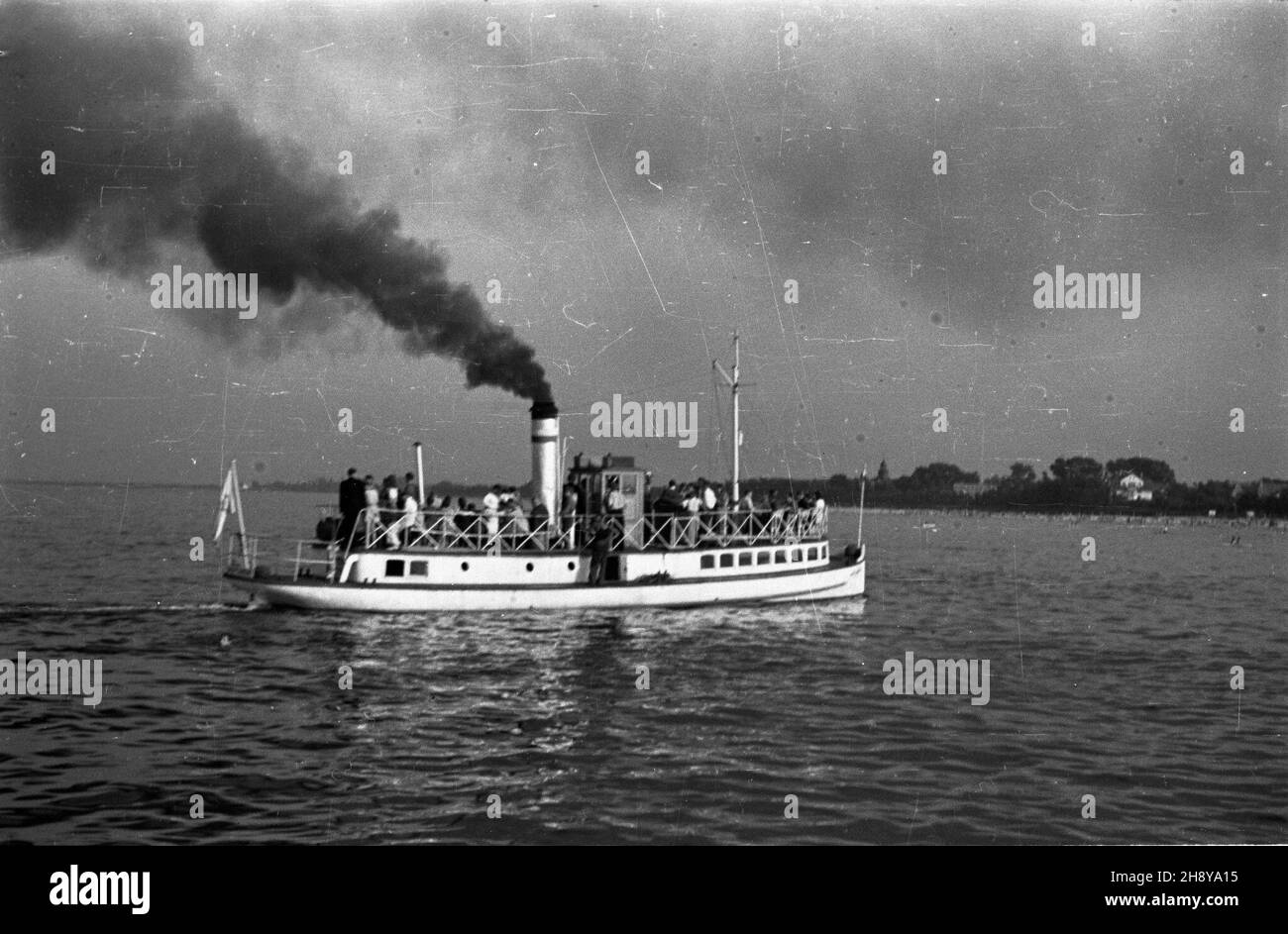 Sopot, 1946-07-27. Statek parowy podczas pokazu statków przy molo podczas obchodów Œwiêta Morza. ps/ms PAP/Miko³aj Sprudin Sopot, 27 luglio 1946. Il vascello durante la parata della nave sui giorni del mare. ps/ms PAP/Mikolaj Sprudin Foto Stock