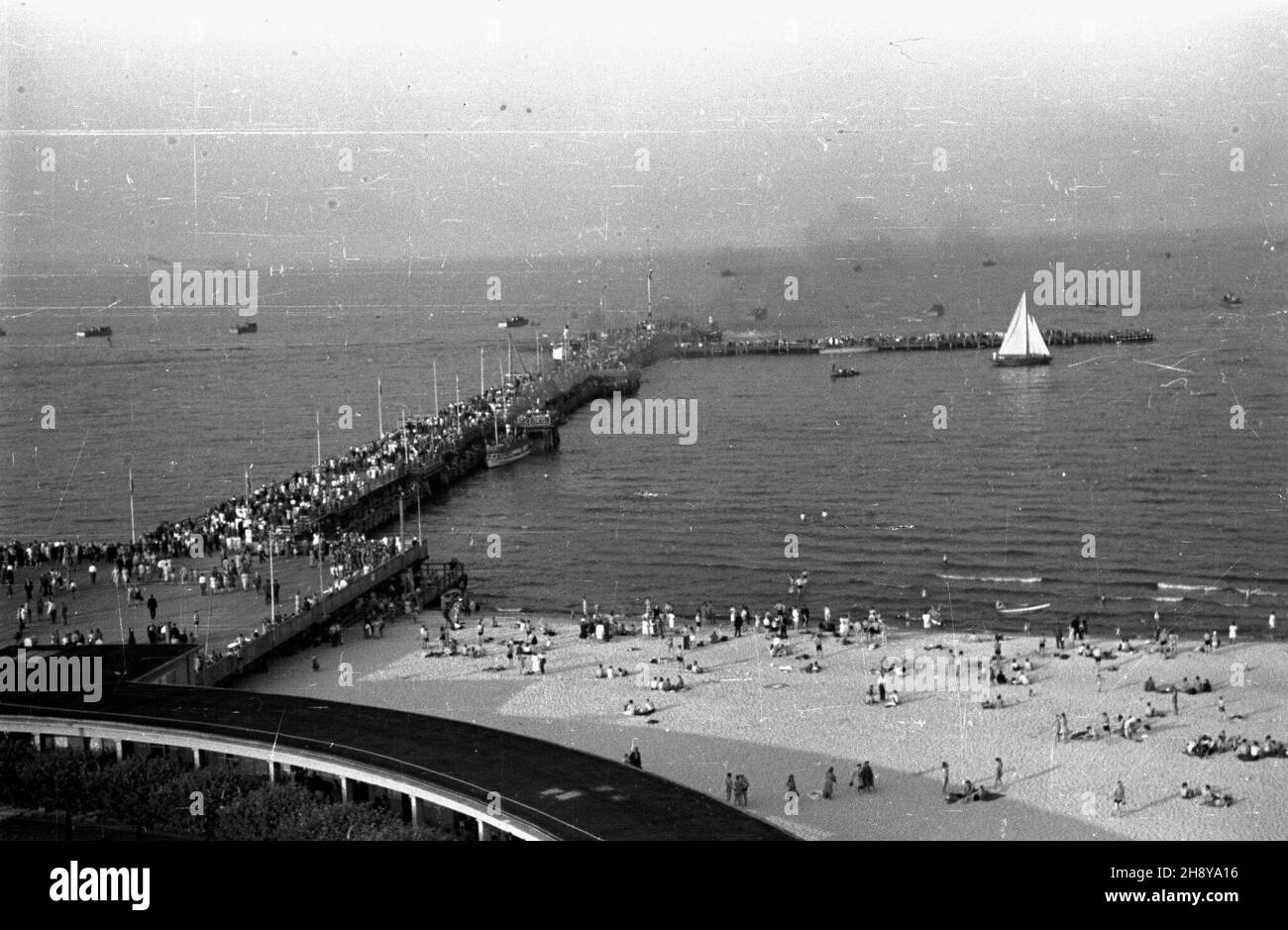 Sopot, 1946.07.27. Molo w czasie rewii statków z okazji Œwiêta Morza. ps/gr PAP/Sprudin Sopot, 27 luglio 1946. Il molo durante la parata della nave sui giorni del mare. ps/ms PAP/Miko³aj Sprudin Foto Stock