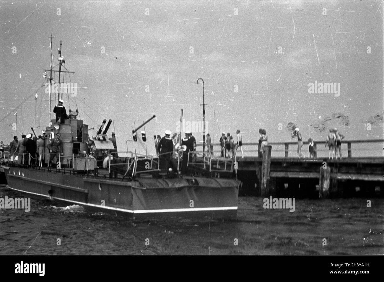 Sopot, 1946.07.27. Rewia statków na molo podczas obchodów Œwiêta Morza. ps/gr PAP/Sprudin Sopot, 27 luglio 1946. La parata della nave durante le celebrazioni dei giorni del mare. ps/ms PAP/Miko³aj Sprudin Foto Stock