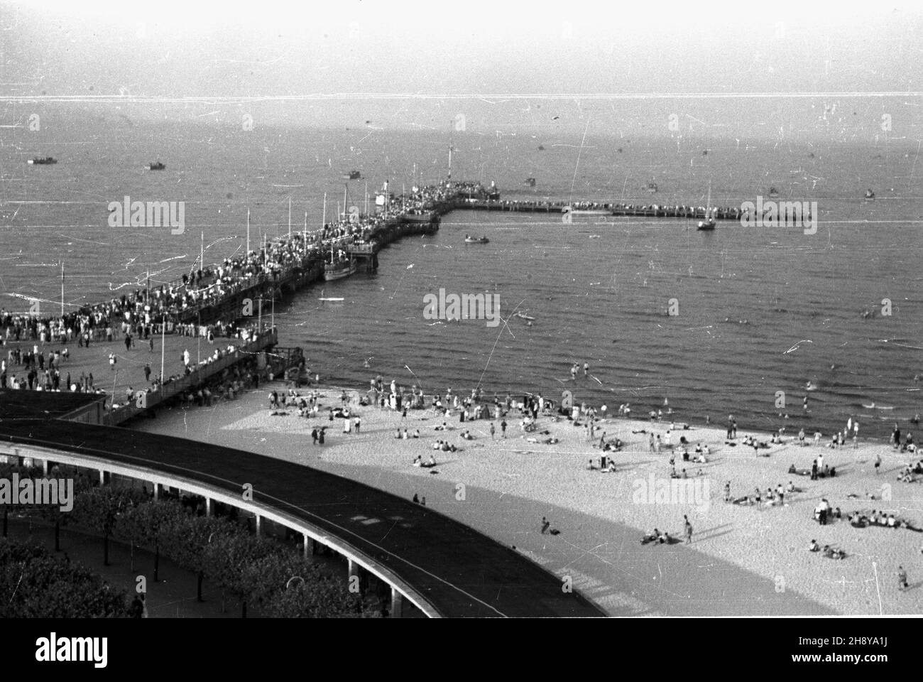 Sopot, 1946.07.27. Molo w czasie rewii statków z okazji Œwiêta Morza. ps/gr PAP/Sprudin Sopot, 27 luglio 1946. Il molo durante la parata della nave sui giorni del mare. ps/ms PAP/Miko³aj Sprudin Foto Stock